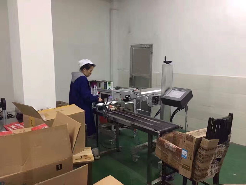 食品包装袋二氧化碳激光喷码机飞行打标.jpg